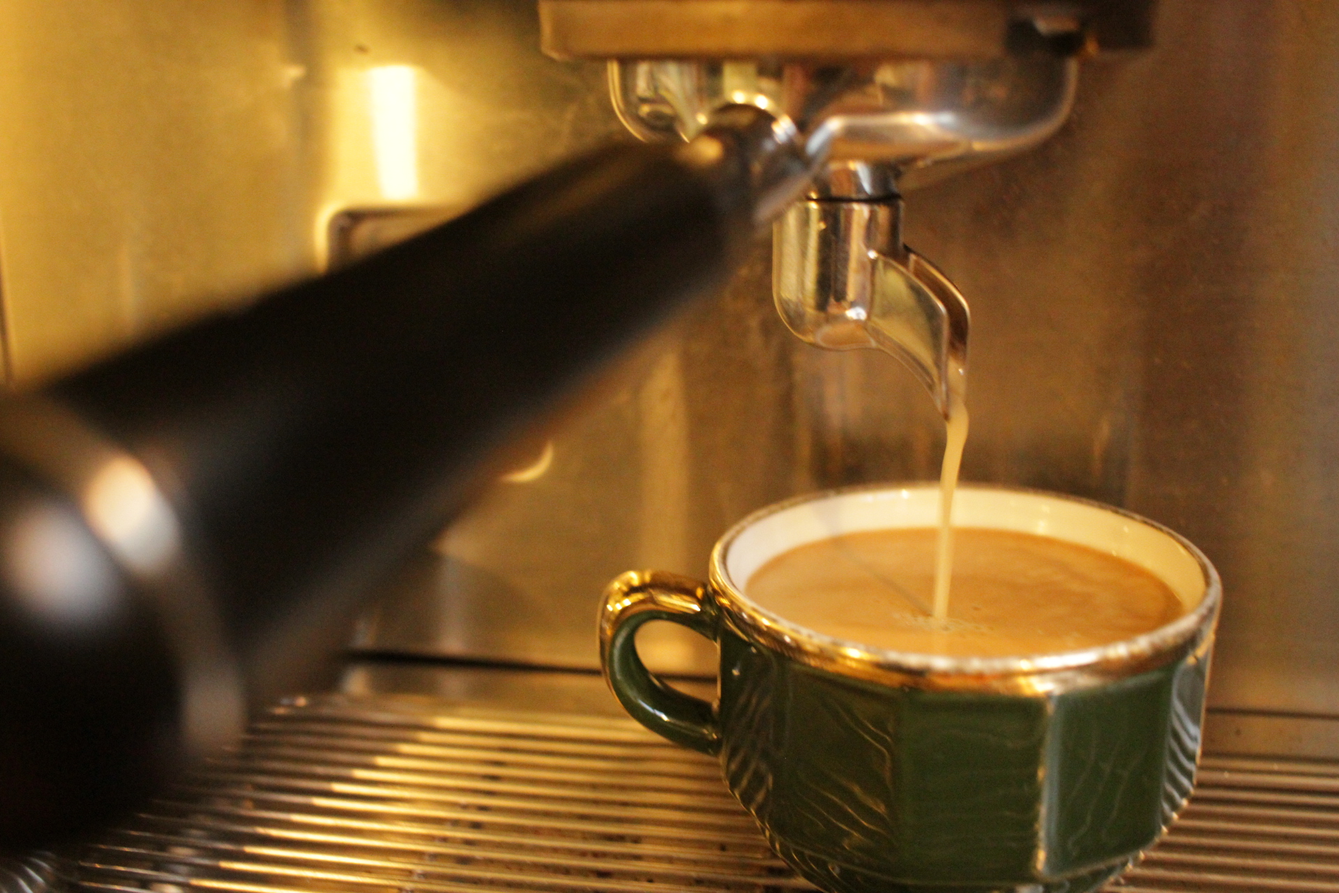 Frisch gezapfter Espresso fließt in eine Tasse