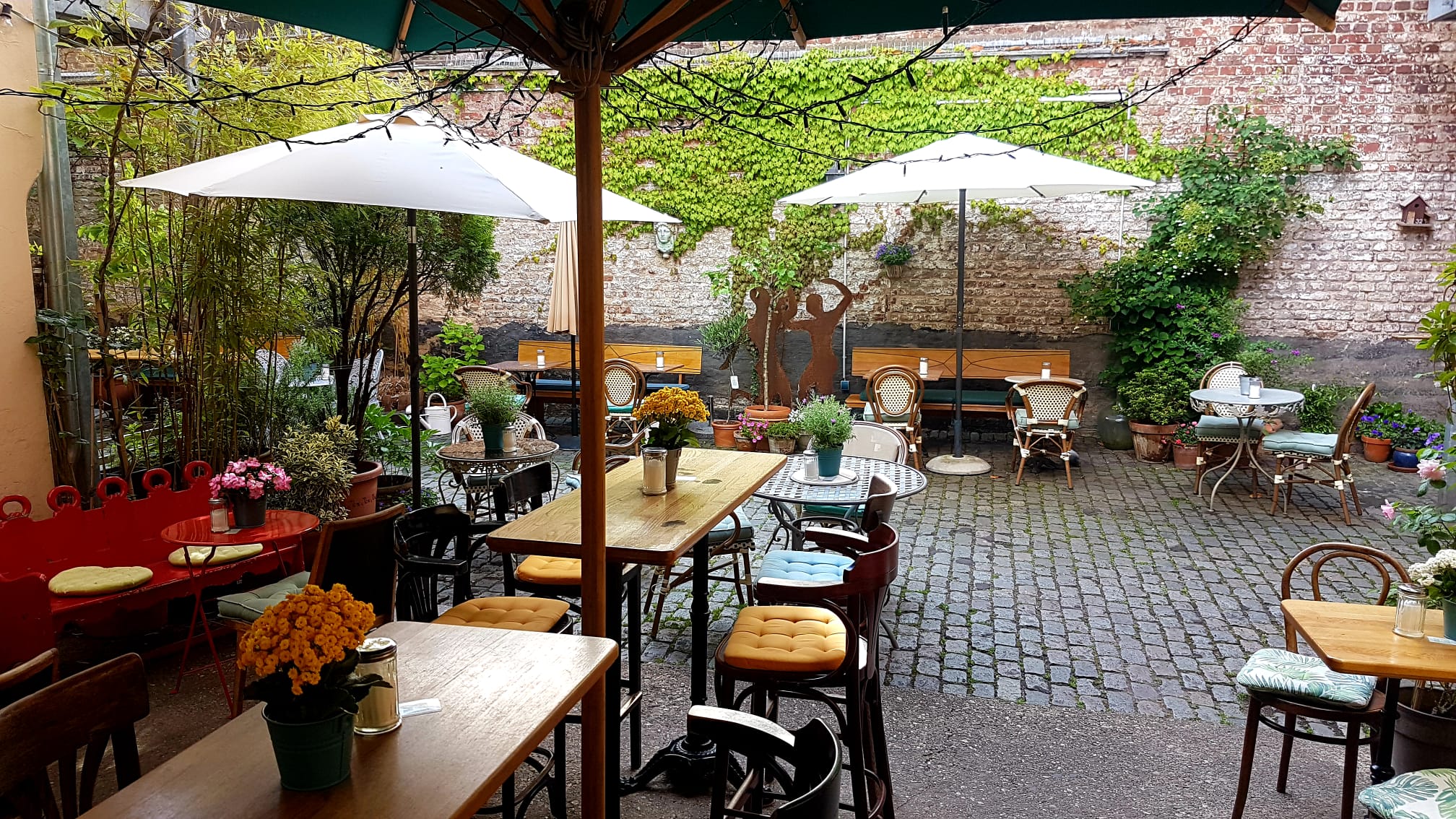 Gemütlicher Kaffee im Bistro A'Midi